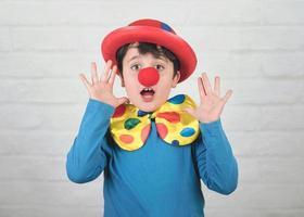 bambino divertente con naso e cappello da clown foto