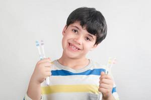 bambino sorridente con spazzolino da denti foto