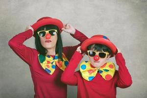 madre con figlio con naso e cappello da clown foto