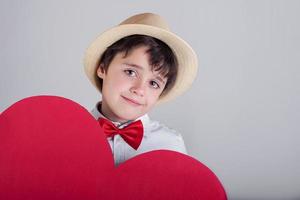 bambino felice con un cuore rosso foto