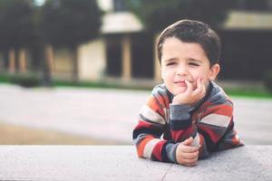 bambino felice all'aperto foto