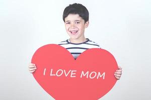 amo la mamma, bambino felice con un cuore rosso foto