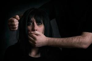 fermare la violenza, donna spaventata vittima di violenza domestica foto