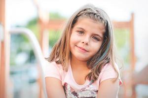 bella ragazza, bambina nel parco giochi foto