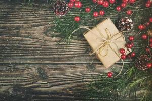 decorazioni natalizie su sfondo di legno rustico foto