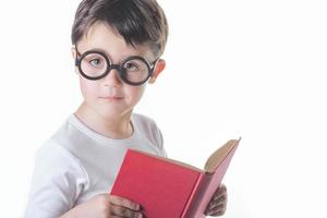 bambino che legge un libro foto