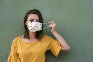 giovane donna con maschera medica foto