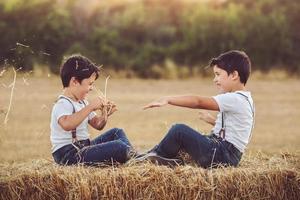 fratelli che giocano nel campo foto