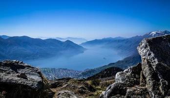 lago maggiore visto dalla cima di cardada foto