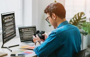 giovane fotografo asiatico che controlla la sua foto