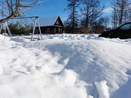 giornata invernale nel villaggio russo neve bene cielo blu foto