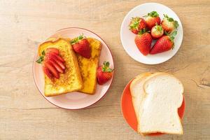 toast alla francese con fragole fresche foto