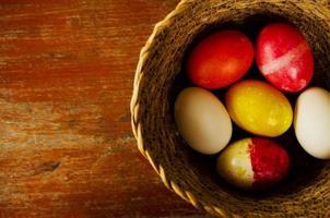 uova di Pasqua nel carrello su vecchi sfondi di legno sopra foto