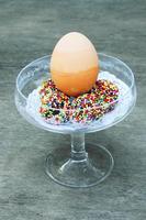 uova di pasqua con palla di cioccolato arcobaleno dolce e dessert su sfondi di tavolo in legno foto