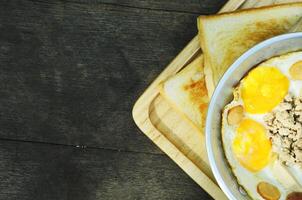 colazione con uova in padella per sfondi di cibo locale tailandese sopra foto