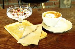 cioccolato arcobaleno dolce e dessrt e caffè caldo su sfondi di tavolo in legno foto