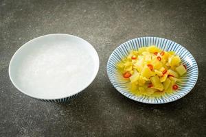 insalata piccante cavolo cappuccio o sedano con olio di sesamo foto