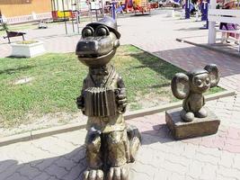 scultura di geni cheburashka e coccodrillo illuminati dal sole foto