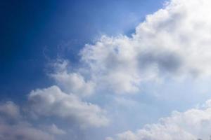 nuvole e sfondo azzurro del cielo con spazio di copia