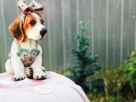 piccolo bellissimo cane artificiale per proteggere il giardino foto