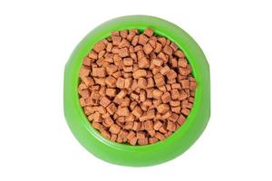 cibo secco per cani o gatti in una ciotola verde. cibo salutare vitaminizzato per animali. foto