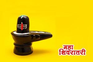 shiva linga su sfondo giallo. foto