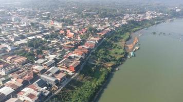 veduta aerea del vecchio villaggio di chiang khan durante la nebbiosa mattina con un drone. villaggio lungo il fiume Mekong sono il confine thai-laos, che ora è una famosa attrazione turistica della provincia thailandese di loei. foto