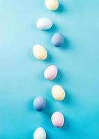 uova di Pasqua color pastello su sfondo blu foto