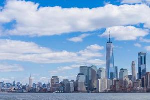 skyline di new york city nel centro di manhattan con un centro commerciale mondiale e grattacieli in una giornata di sole usa foto