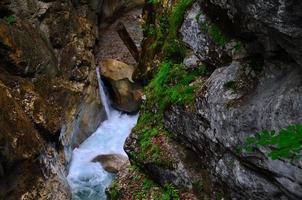 cascata e parete rocciosa foto