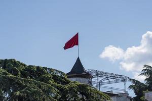 paesaggio con una bandiera rossa contro il cielo. yalta, Crimea foto