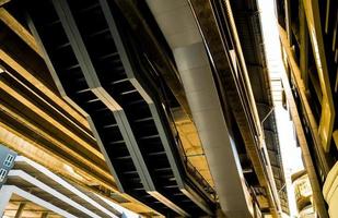 struttura dell'edificio e scala sotto la stazione dello skytrain foto