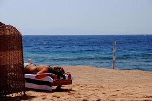 spiaggia vicino al mare e alla ragazza foto