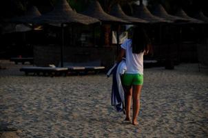 donna sulla spiaggia sabbiosa foto