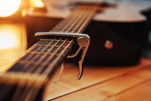 fotografia chitarra classica su sfondo marrone chiaro foto