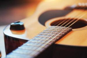 fotografia chitarra classica su sfondo marrone chiaro foto