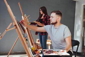 artisti creativi hanno progettato un'immagine colorata dipinta su tela con colori ad olio in studio foto