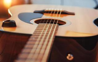 fotografia chitarra classica su sfondo marrone chiaro