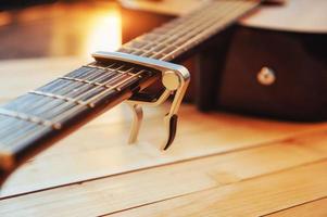 fotografia chitarra classica su sfondo marrone chiaro foto