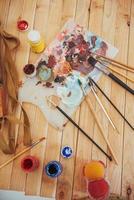 la tavolozza dell'artista. pitture a olio colorate su una tavolozza su un tavolo. foto
