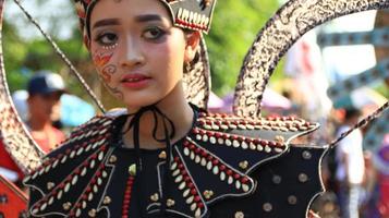 belle donne partecipano indossando costumi unici al carnevale batik di pekalongan, pekalongan, indonesia foto