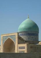 architettura del medio oriente antico. revisione esterna dell'architettura restaurata di edifici antichi a tashkent, uzbekistan foto