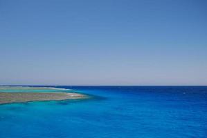 scogliera in mare a sinistra foto