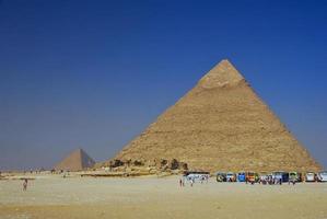 piramidi e autobus foto