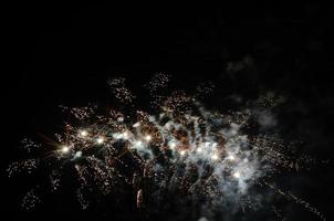 stelle di fuochi d'artificio nella notte foto