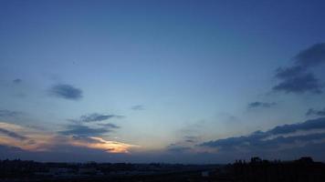 la splendida vista del tramonto con la silhouette e il cielo di nuvole colorate in città foto