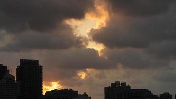 la splendida vista del tramonto con la silhouette e il cielo di nuvole colorate in città foto