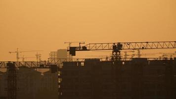 la vista sulla città con gli edifici come sfondo nell'ora del tramonto foto