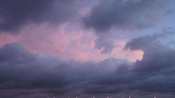 la splendida vista del tramonto con la silhouette e il cielo di nuvole colorate in città foto