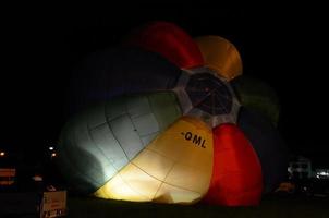 gonfiare il palloncino nella notte foto